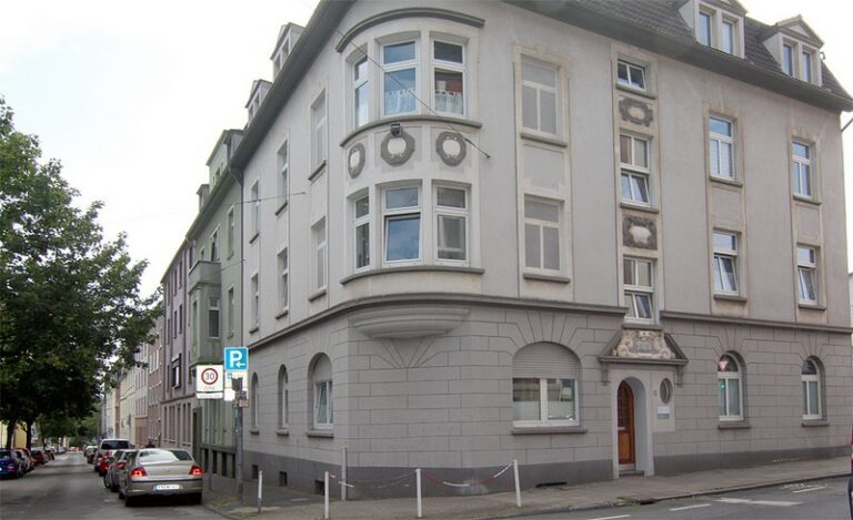Eckhaus Feldstraße 6 mit Rundbogenfenstern